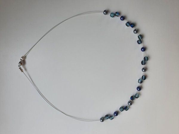 Halskette blau mit vielen Glitzersteinen