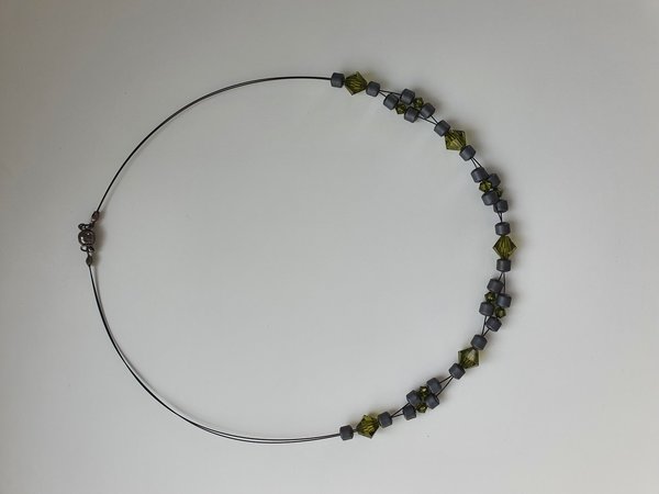 Halskette mit Hämatitperlen und olivgrünen Swarovskis